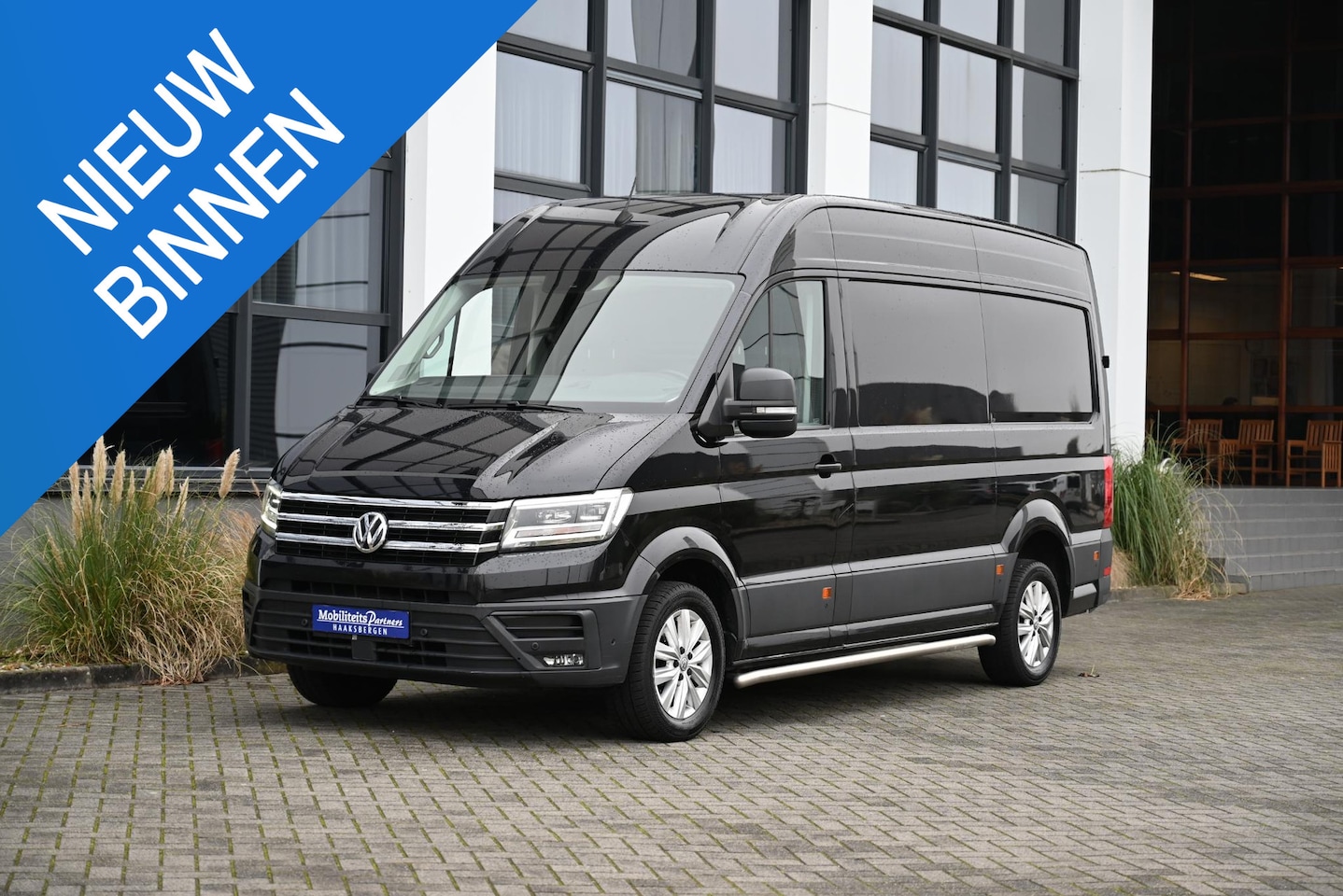 Volkswagen Crafter - 2.0 TDI L3H3 Highline | Leder | Stuurverwarming 177 pk TDI LED - AutoWereld.nl