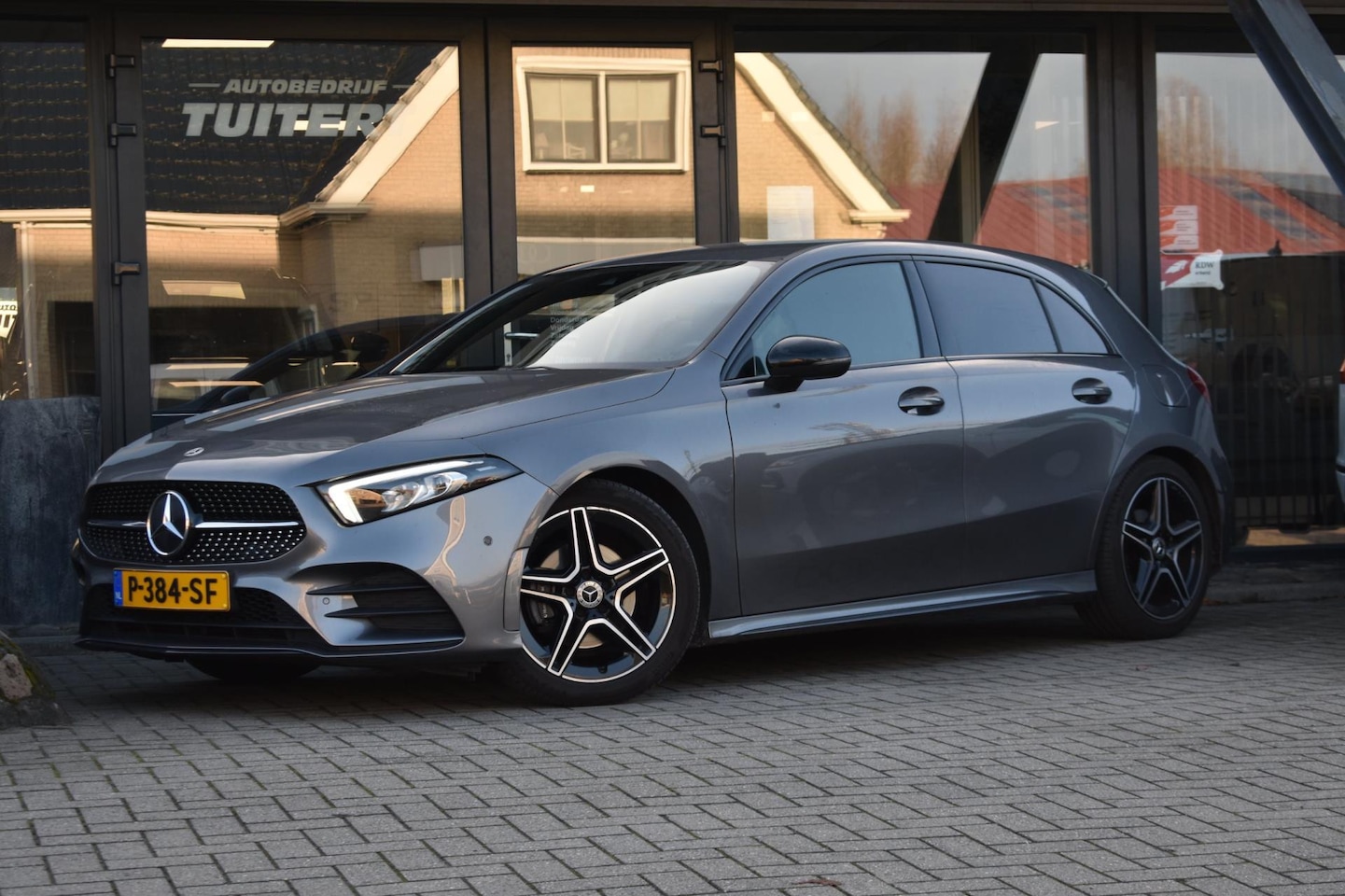 Mercedes-Benz A-klasse - 180 AMG NIGHT | SFEERVERLICHTING | APPLE CARPLAY | CAMERA | ANDROID AUTO | NAP | DEALER ON - AutoWereld.nl