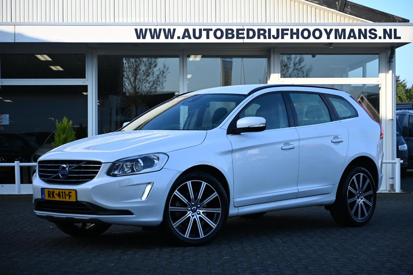 Volvo XC60 - 2.0 D3 Momentum Xenon Trekhaak 20" Velgen - AutoWereld.nl