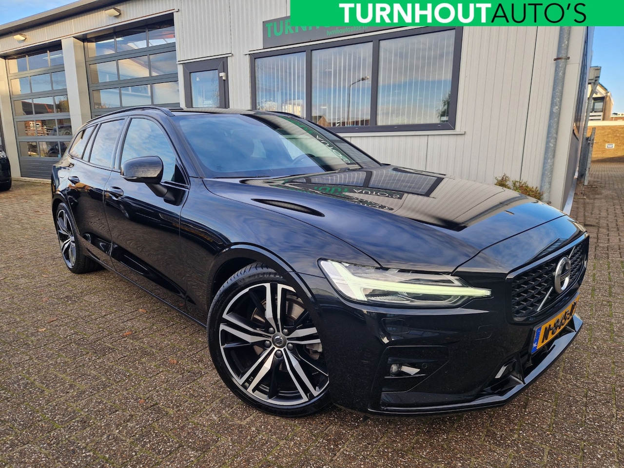 Volvo V60 - 2.0 B3 R-Design Panoramadak | B&W | NL Auto! - AutoWereld.nl