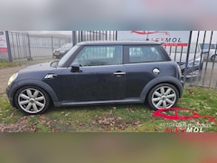 MINI Cooper S - 1.6 lekke kopakking vermoedelijk