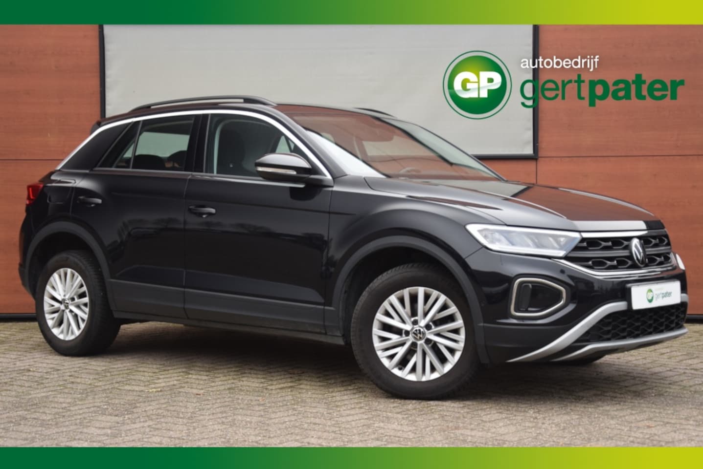 Volkswagen T-Roc - 1.5TSI LIfe Camera/Clima/DigitalCockpitPro/Stoelverwarming/ParkA - AutoWereld.nl