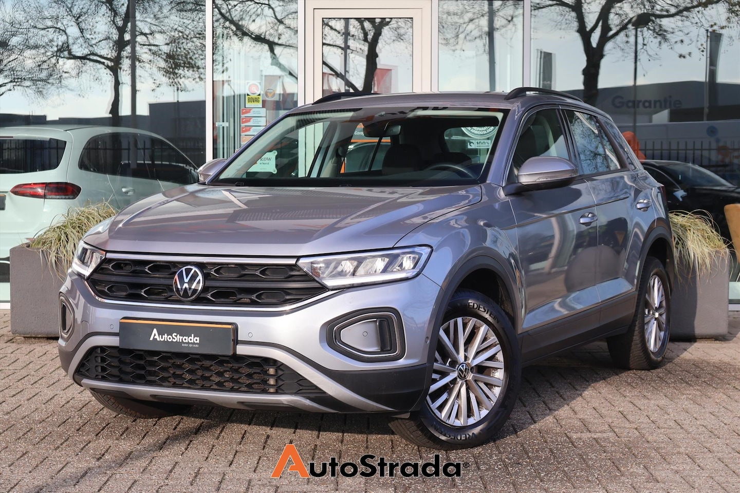 Volkswagen T-Roc - 1.0 Life Business TSI 110pk | Adaptive Cruise | Climate | Stoelverwarming | Sensoren | Vir - AutoWereld.nl