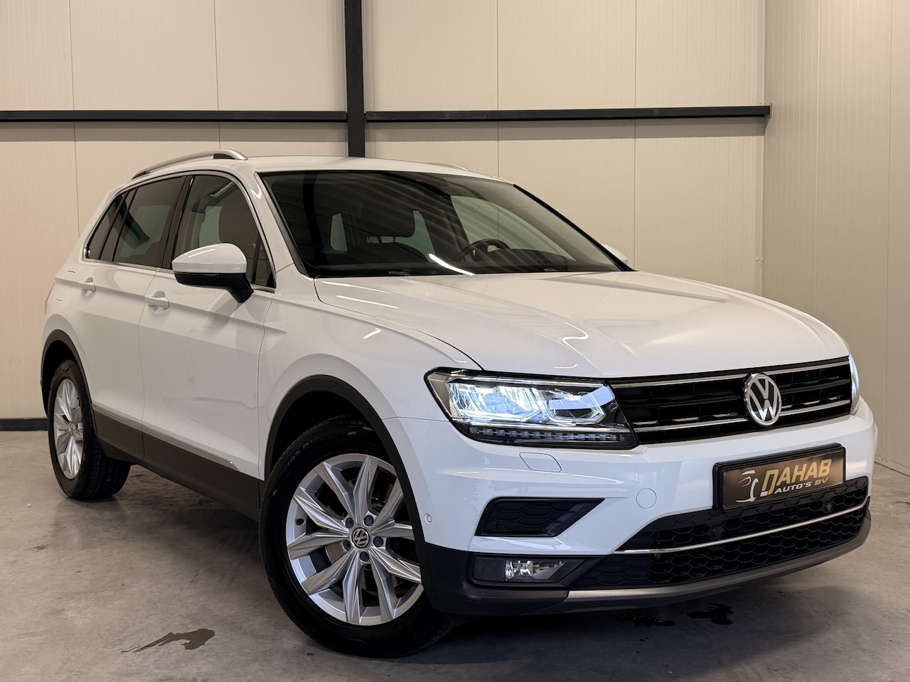 Volkswagen Tiguan - 2.0 TSI 4Motion Highline | Leder | Electrische trekhaak | Stoelverwarming | Achteruitrijca - AutoWereld.nl