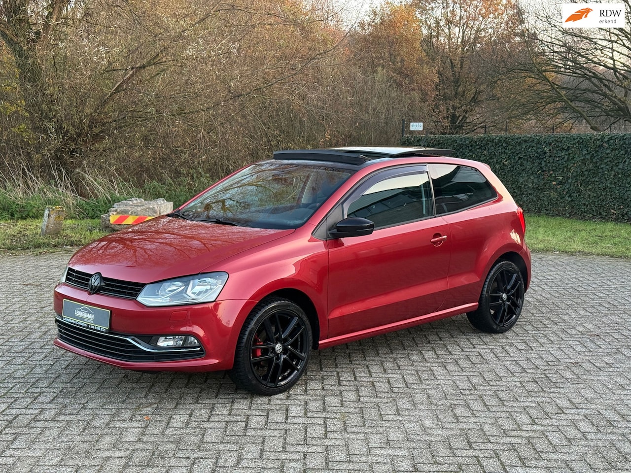 Volkswagen Polo - 1.2 TSI Highline PANO I CUSTOM STUUR I NAVI I PDC I NETJES - AutoWereld.nl