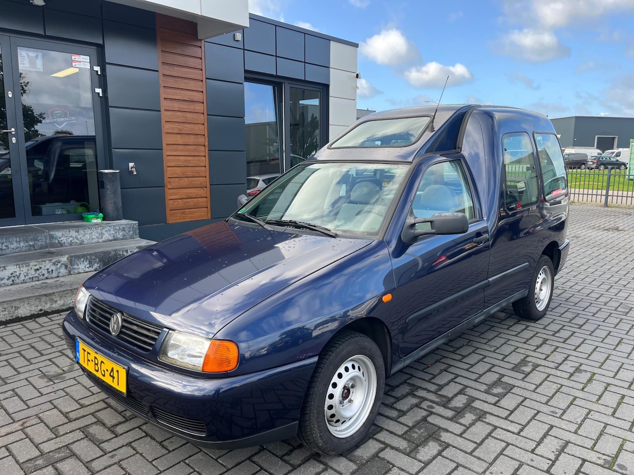 Volkswagen Caddy - 1.6i Airco 102.000 km Roelstoelauto 1998 Apk 9-2026 - AutoWereld.nl