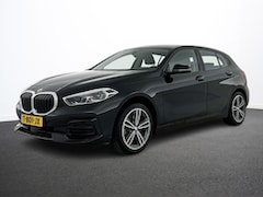 BMW 1-serie - 118i Business Edition Automaat Navigatie Apple Carplay/Android Auto Parkeersensoren Cruise
