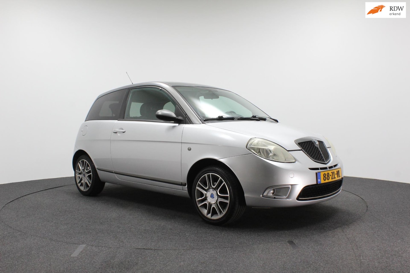 Lancia Y(psilon) - Ypsilon 1.4-16V Sport Momo Design | Airco | Sportvelgen | Nette auto - AutoWereld.nl