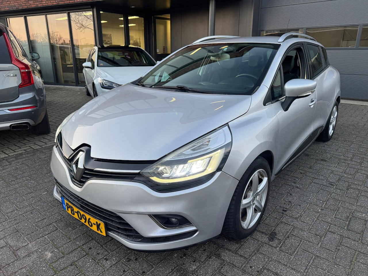Renault Clio Estate - 1.2 TCe Intens AUTOMAAT LEDER LED CRUISE PDC SUPER NETJES - AutoWereld.nl