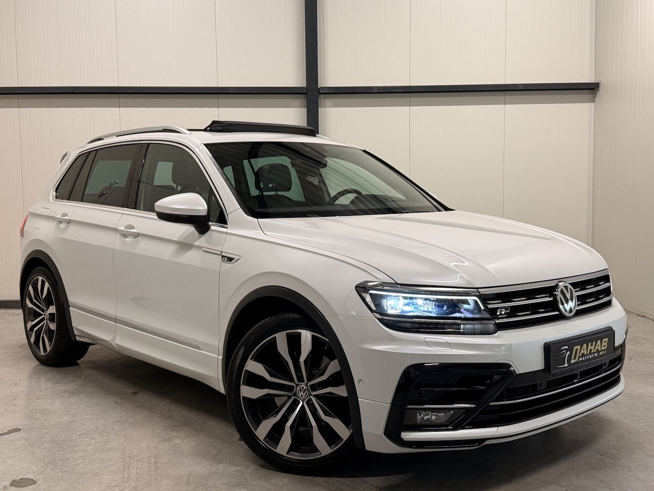 Volkswagen Tiguan - 2.0 TSI 4Motion R-Line | BOMVOL | Standkachel |Leder | Memory | Dynaudio | 360 Camera | He - AutoWereld.nl