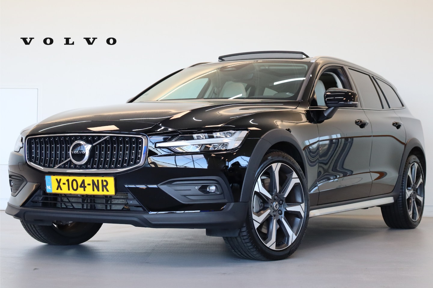 Volvo V60 Cross Country - B5 250PK AWD Ultimate | Pano-dak | 20" | Massage-/ventilatiestoelen | HUD | Full LED - AutoWereld.nl