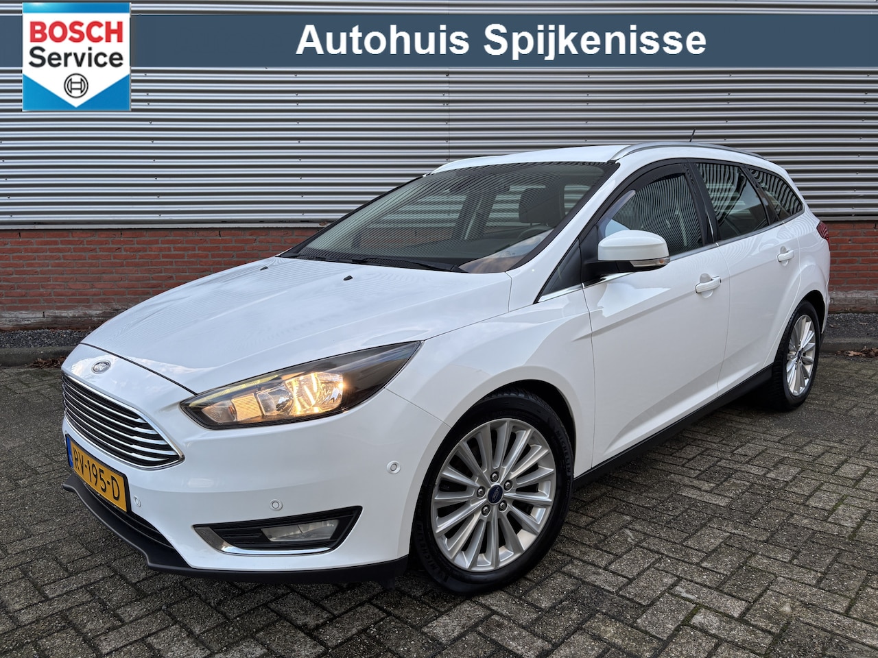 Ford Focus Wagon - 1.5 TDCI Titanium | Dealer Onderhouden | Trekhaak | Navigatie | PDC V+A | - AutoWereld.nl