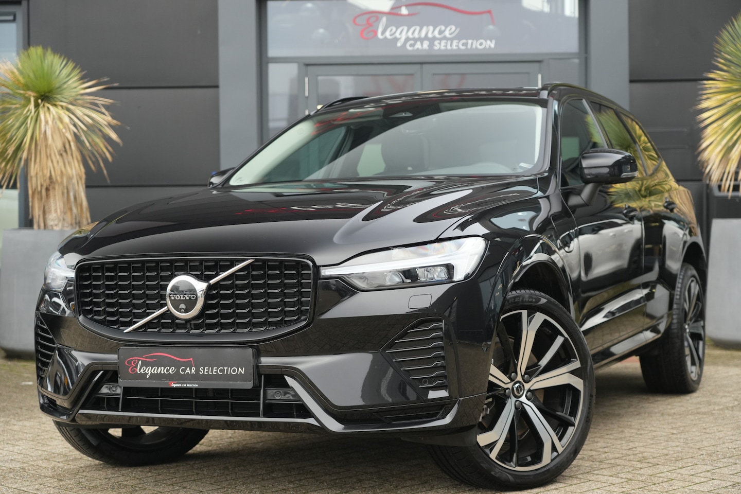 Volvo XC60 - 2.0 T8 Plug-in hybrid AWD Plus Black Edition 455pk Panoramadak/Trekhaak/Luchtvering - AutoWereld.nl