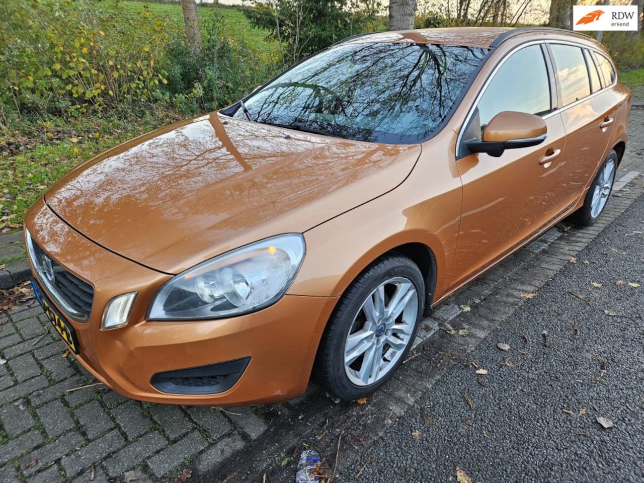 Volvo V60 - 1.6 D2 Summum automaat ,360 camera ,line ac, navi,leer - AutoWereld.nl