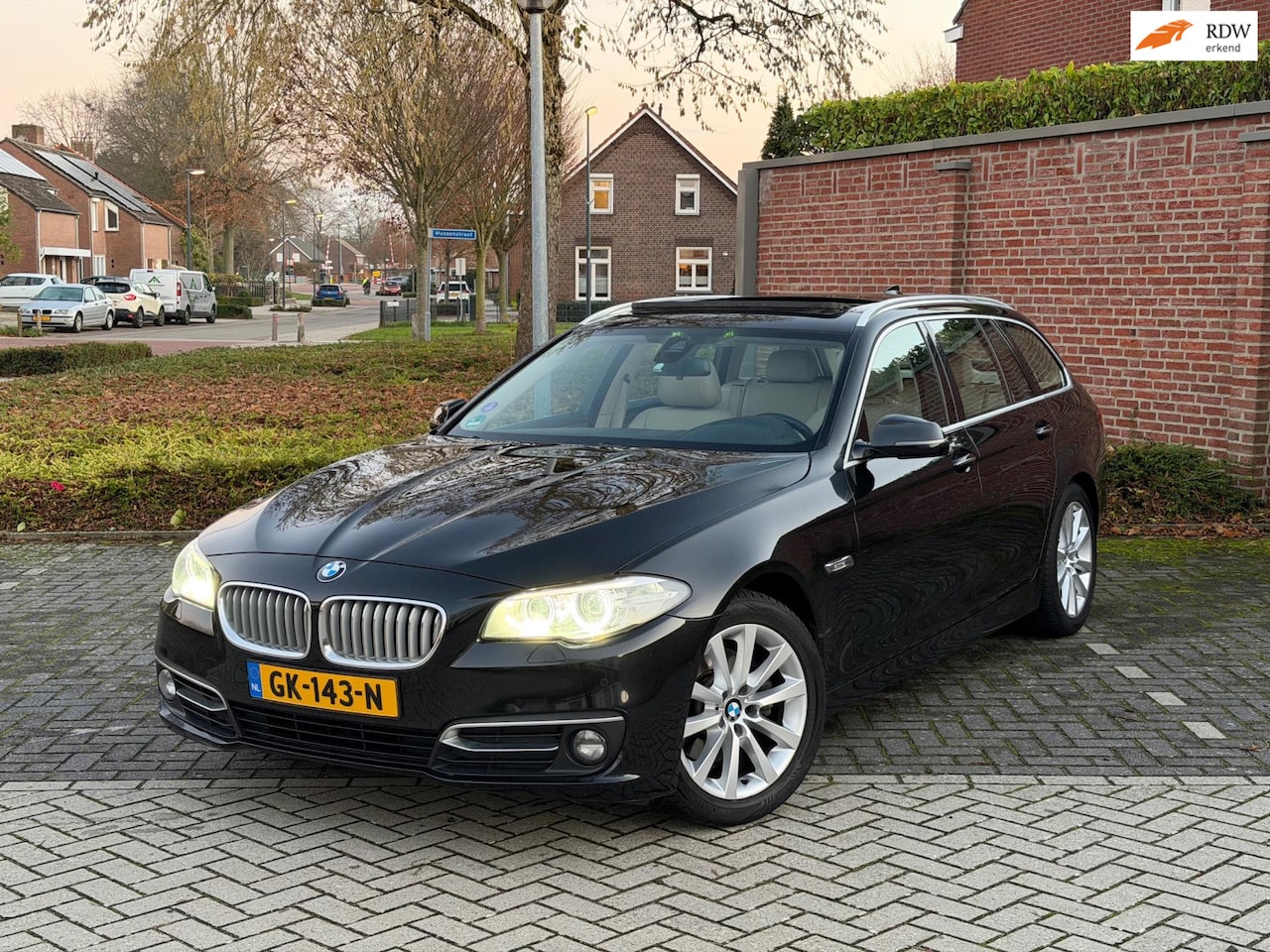 BMW 5-serie Touring - 520i High Executive NAVI PANO TREKHAAK LEER - AutoWereld.nl