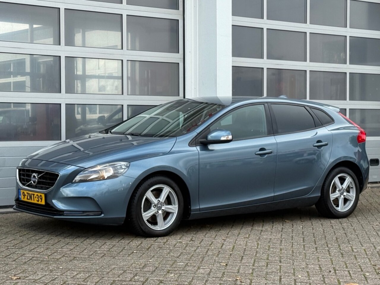Volvo V40 - 1.6 D2 Kinetic Automaat Navi Pdc Trekhaak NW APK! - AutoWereld.nl