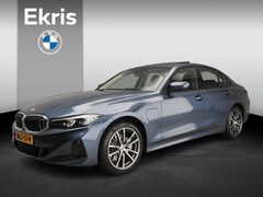 BMW 3-serie - Sedan 330e | LED | Leder | HUD | Schuifdak | Sportstoelen | Stoelverwarming | DAB | Alu 18