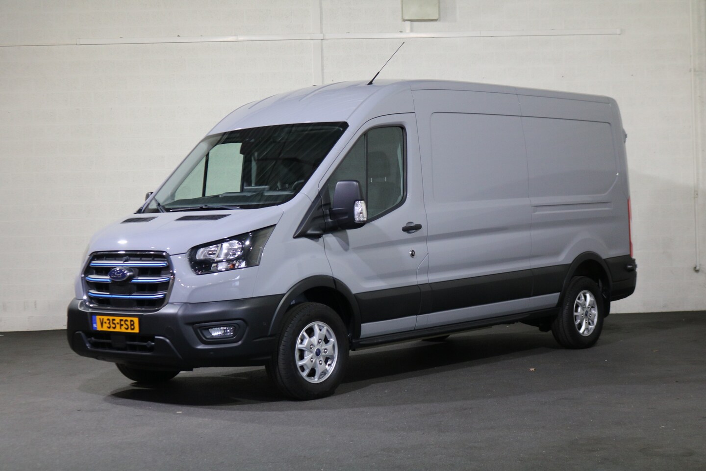 Ford E-Transit - 350 L3 H2 Trend 68 kWh Navigatie Adapt. Cruise 360 Camera - AutoWereld.nl