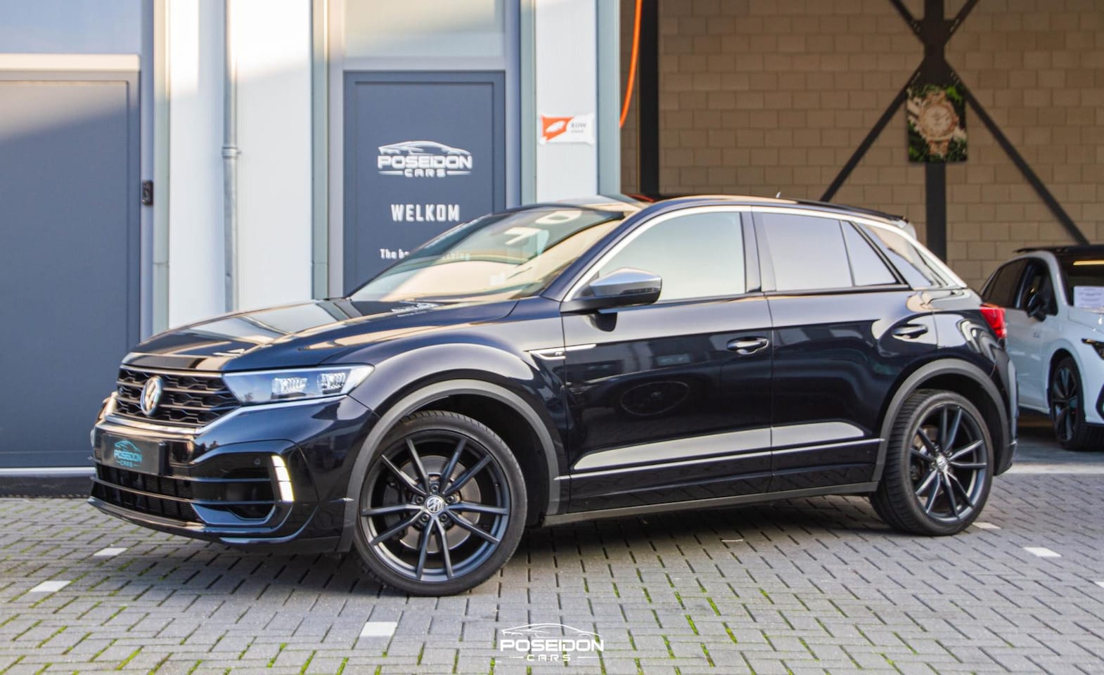 Volkswagen T-Roc - 2.0 TSI 4Motion R AKRAPOVIC | BEATS | LED | ACC | A.CAMERA | DEALER ONDERHOUDEN - AutoWereld.nl