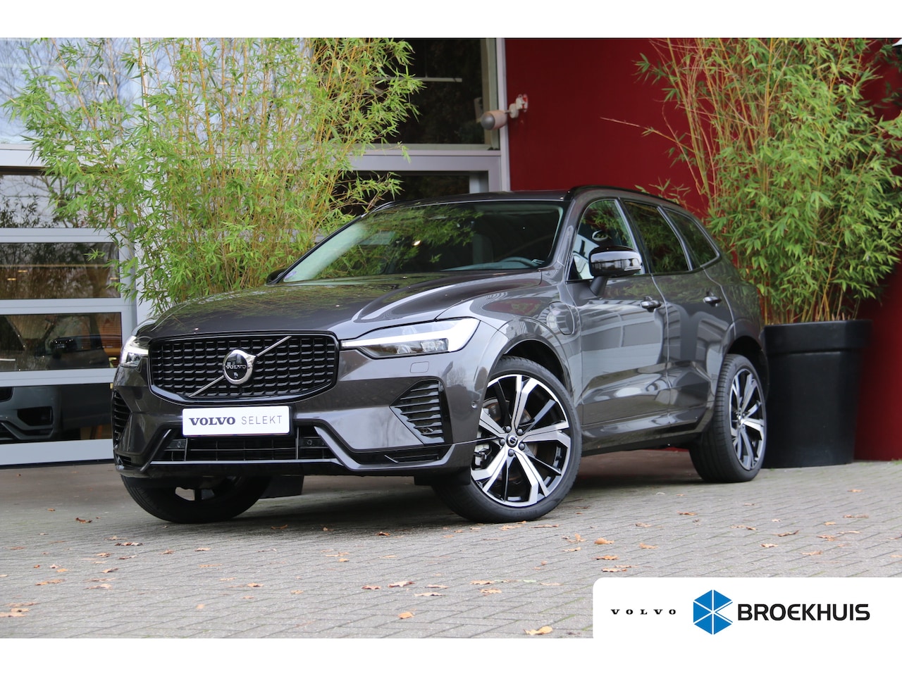 Volvo XC60 - 2.0 T8 Plug-in hybrid AWD Ultra Dark | Luchtvering | Trekhaak | 360 Camera | Panoramadak | - AutoWereld.nl