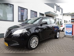 Lancia Y(psilon) - Ypsilon 0.9 TWINAIR SILVER + Chique en Klassiek