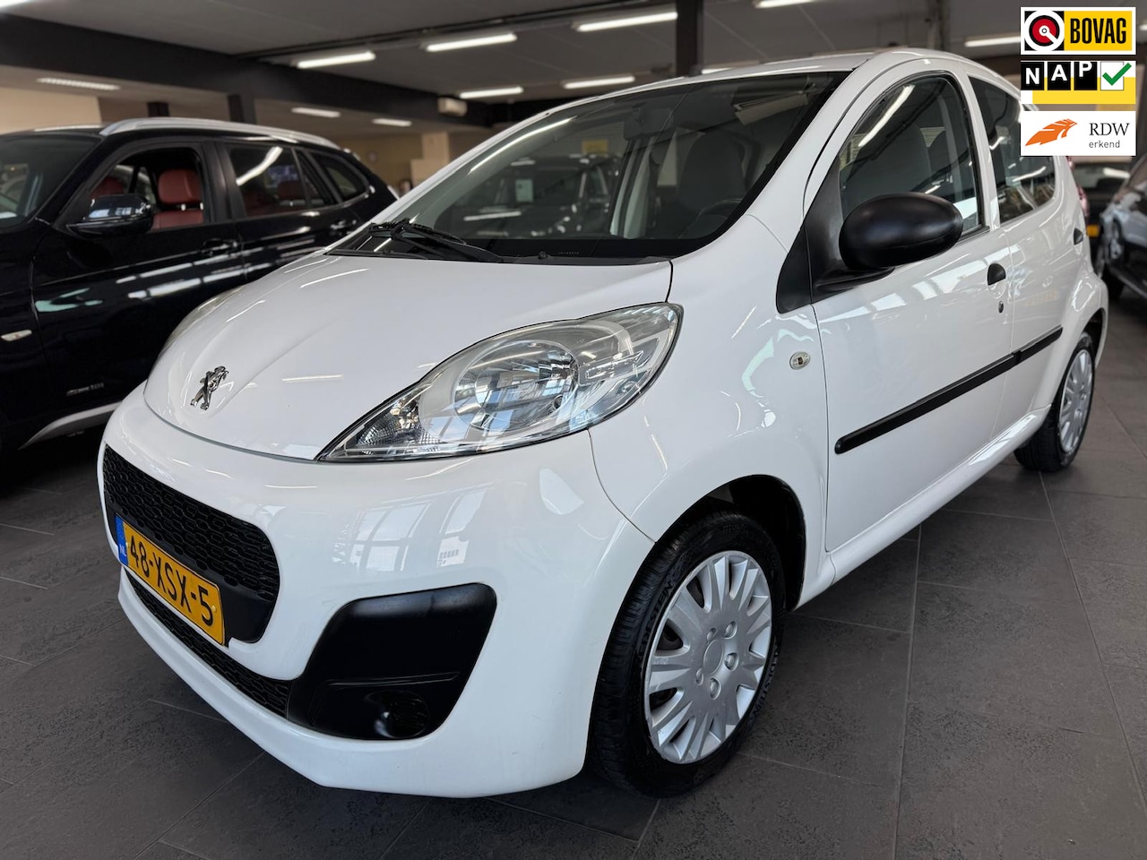 Peugeot 107 - 1.0 Blue Lease 5-deurs airco elektrische pakket 102dzkm eerste eigenaar apk 27-08-2026 - AutoWereld.nl