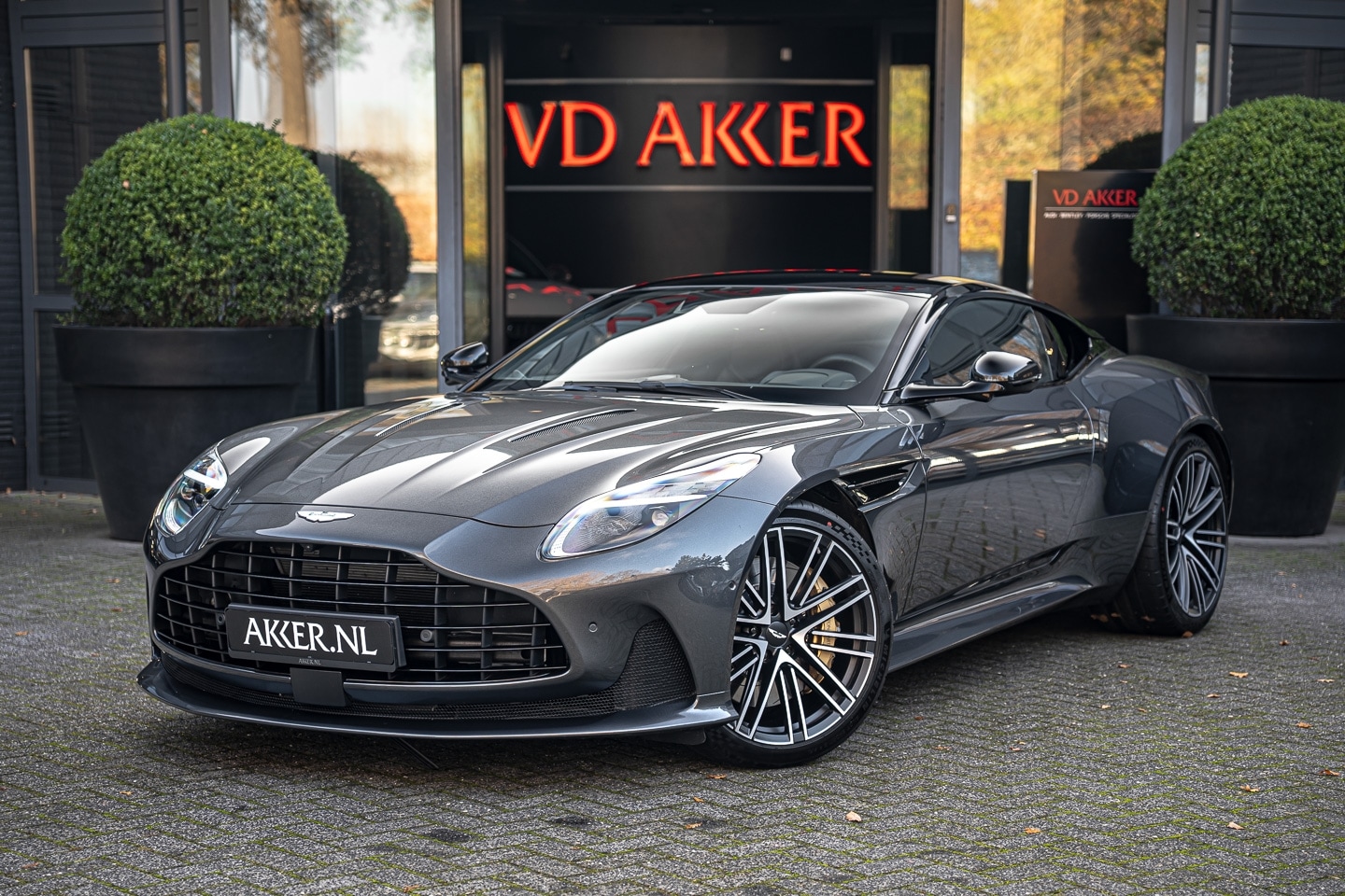 Aston Martin V8 Coupé - DB12 | Carbon | Signature Metallic | Bowers & Wilkins | Quilted Leder - AutoWereld.nl