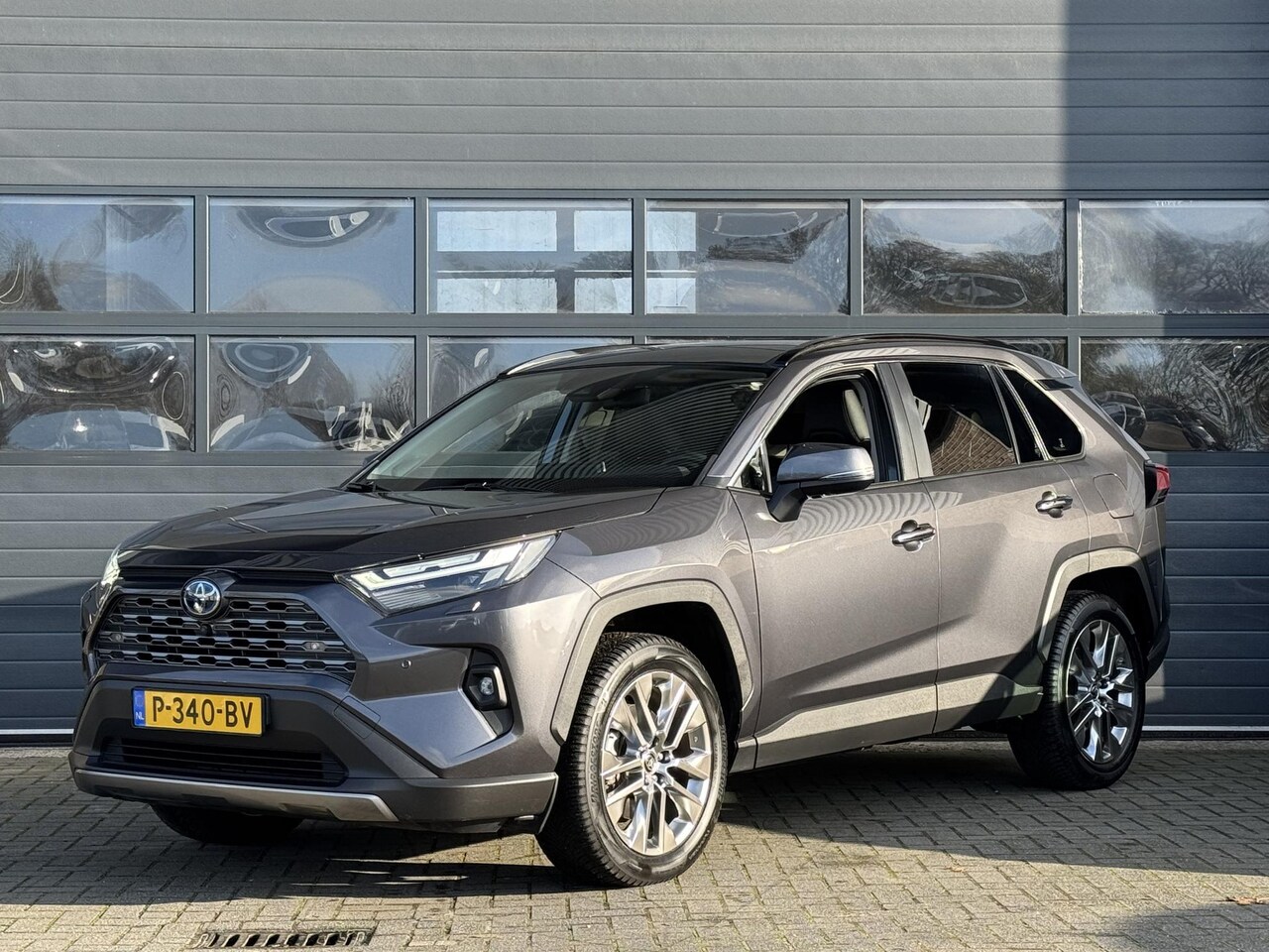 Toyota RAV4 - 2.5 HYBRID AWD EXECUTIVE I TREKHAAK I SCHUIFDAK I LEDEREN BEKLEDING I 360 CAMERA I NAVIGAT - AutoWereld.nl
