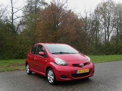 Toyota Aygo - 1.0-12V Aspiration Red . AUTOMAAT . Airco . leder/alcatara . elec ramen . enz
