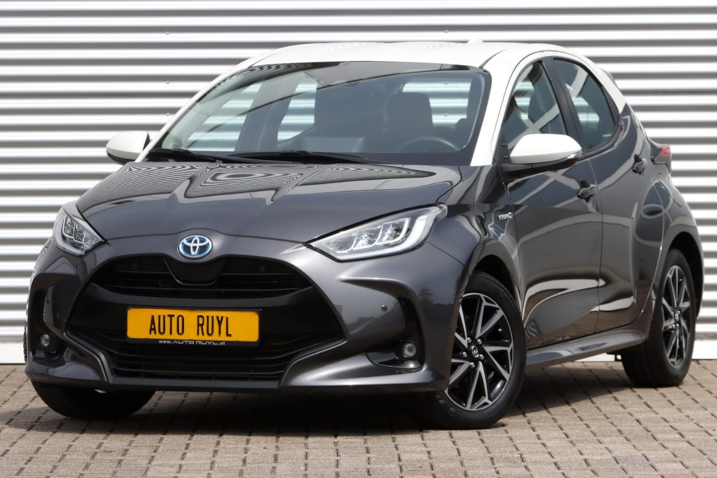 Toyota Yaris - 1.5 Hybrid Style Iconic Head-Up / Safety+Winter Pack - AutoWereld.nl