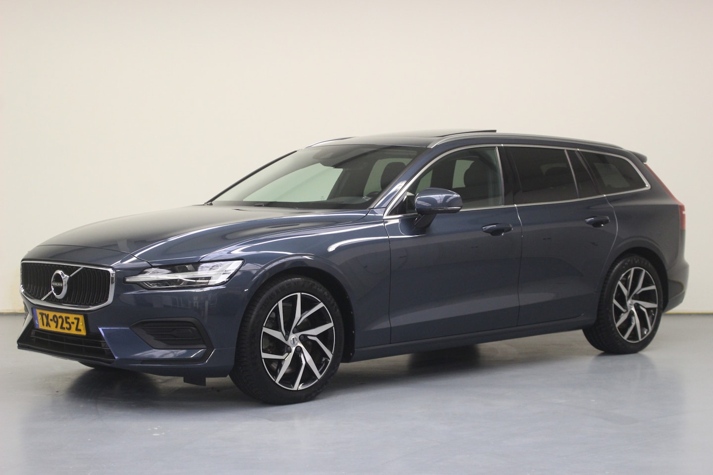Volvo V60 - T5 Momentum Pro | Rijklaarprijs | Intellisafe | Pano dak | Leer | - AutoWereld.nl