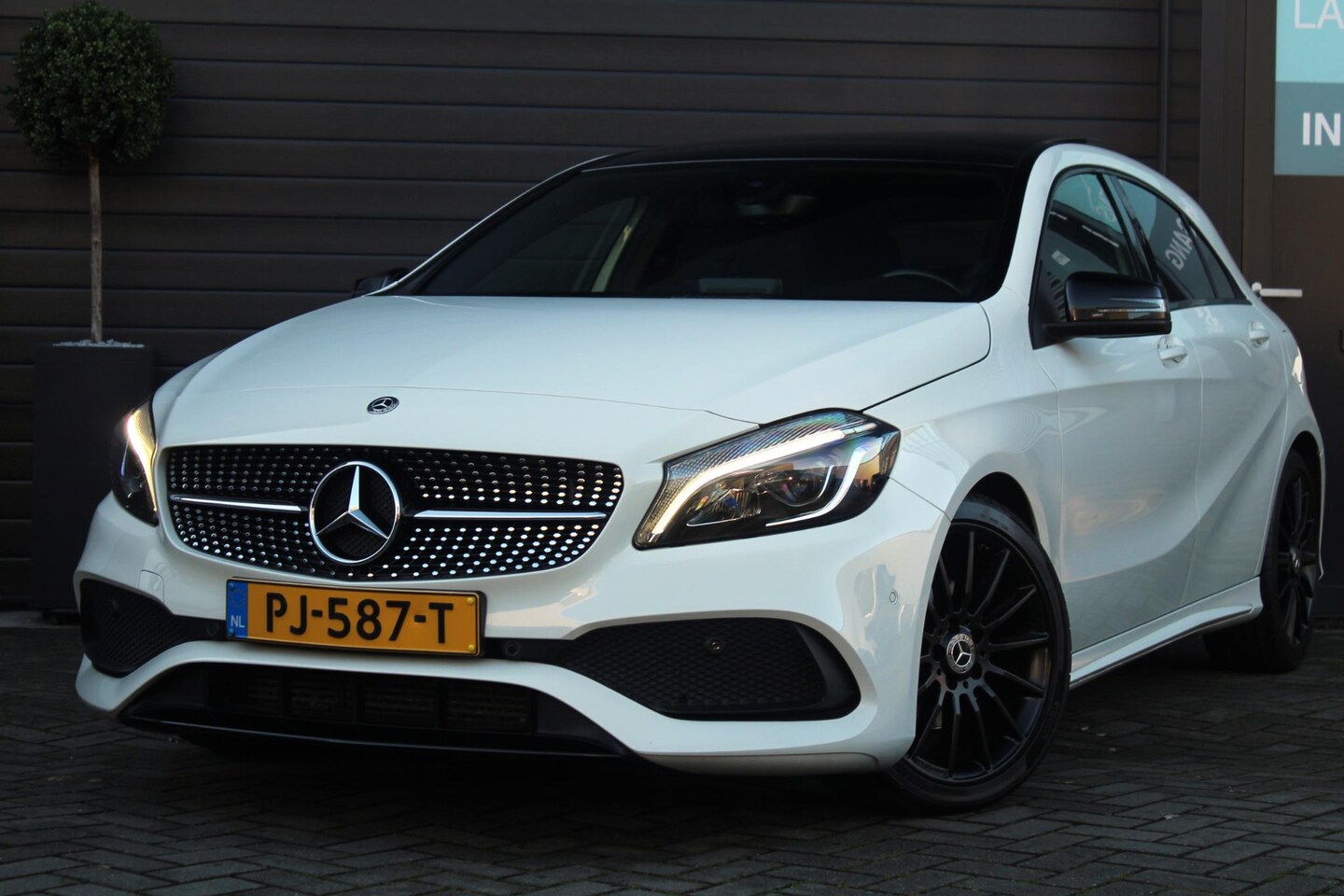 Mercedes-Benz A-klasse - 180 Ambition AMG LINE | Panorama-dak | Carpay & Android Auto | Camera | Sfeerverlichting - AutoWereld.nl