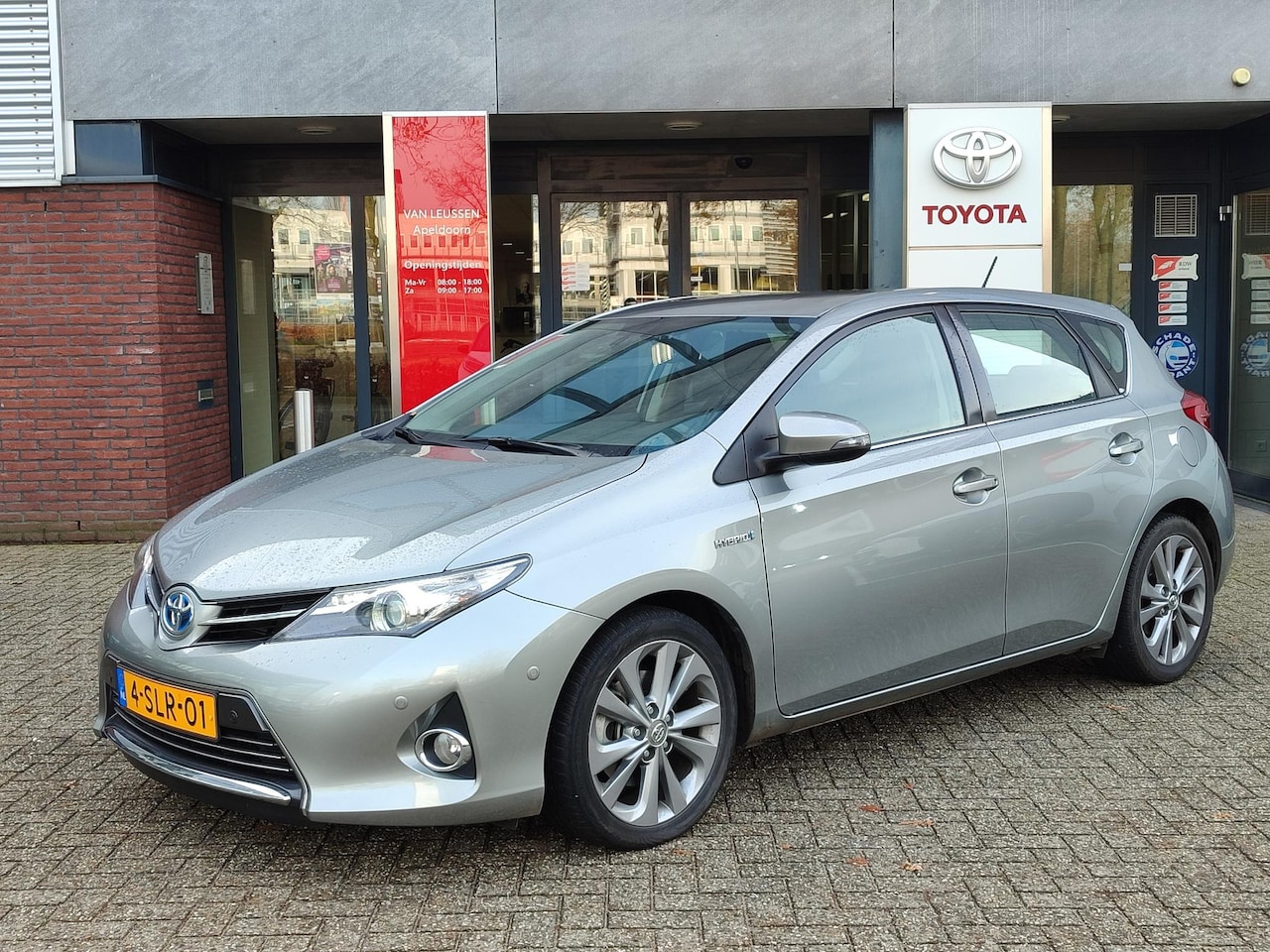 Toyota Auris - 1.8 Hybrid EXECUTIVE TREKHAAK 4S-BANDEN STOELVERW PARK-SENSOREN NAVI JBL-AUDIO CAMERA CRUI - AutoWereld.nl