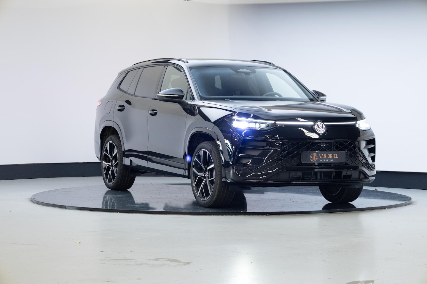 Volkswagen Tayron - 1.5 eHybrid R-Line Edition | Black Style | Trekhaak | Panoramadak | 20 inch | - AutoWereld.nl