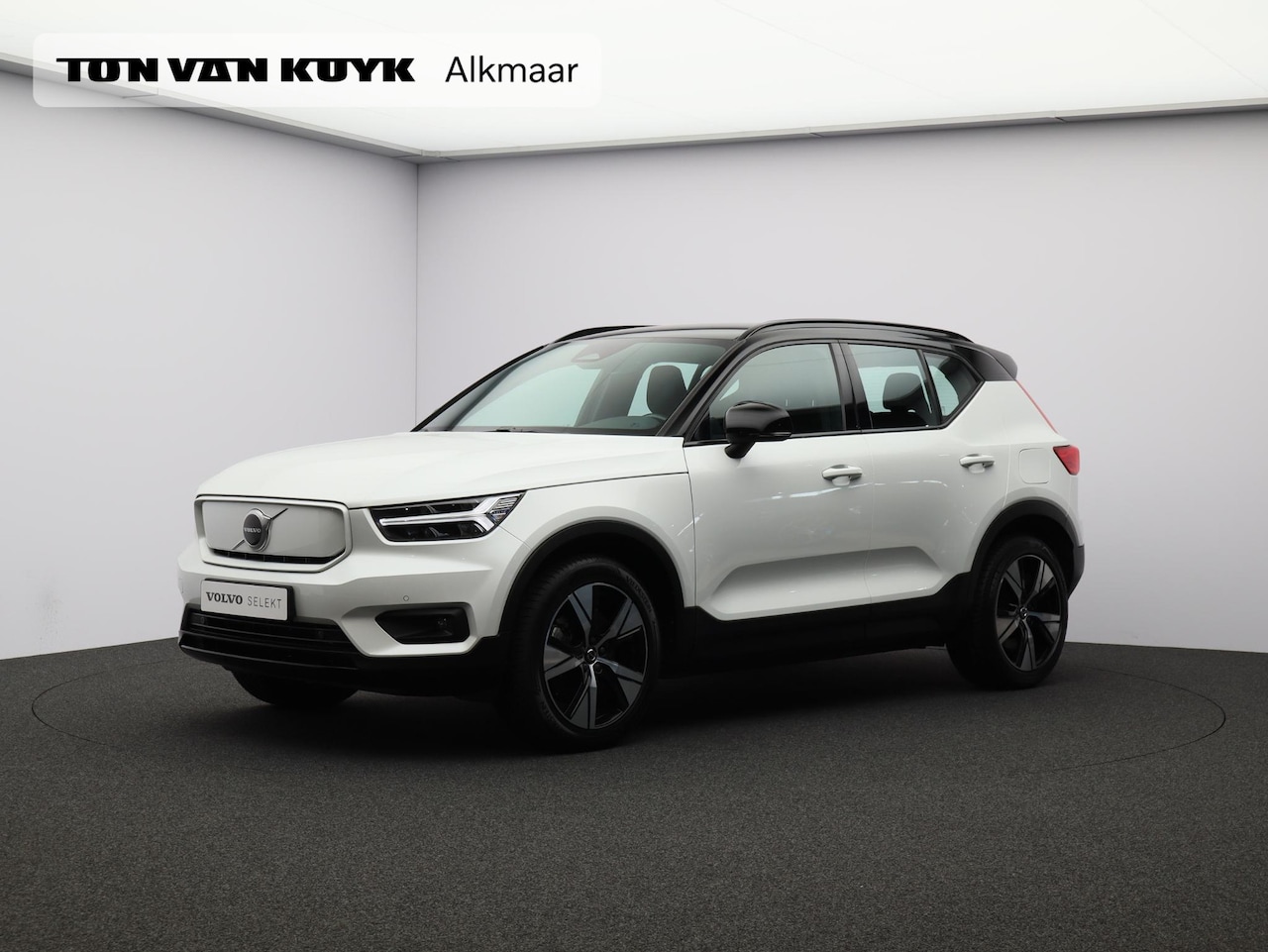 Volvo XC40 - Recharge P8 AWD R-Design 93% SOH / Trekhaak / Elektr. bed. stoelen / Stuur+stoelverwarming - AutoWereld.nl