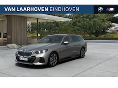 BMW 5-serie Touring - 530e Automaat / Panoramadak / Bowers & Wilkins / Trekhaak / Adaptieve LED / Stoelventilati