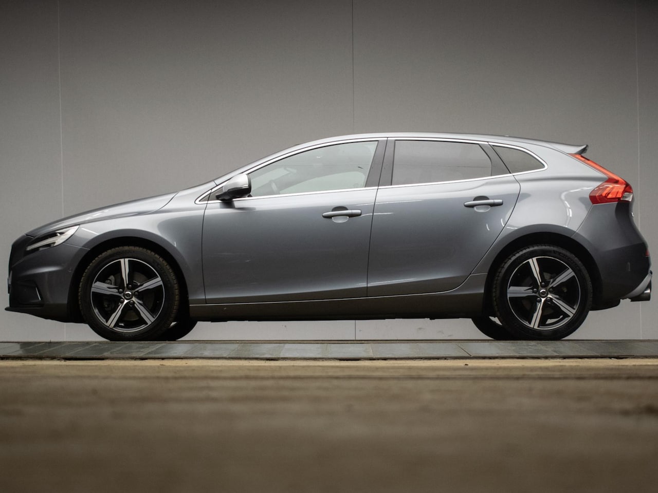 Volvo V40 - 2.0 T4 Business Sport R-Design (PANORAMADAK,NAVI,STOELVERWARMING,CAMERA,LEDER,TREKHAAK,CRU - AutoWereld.nl