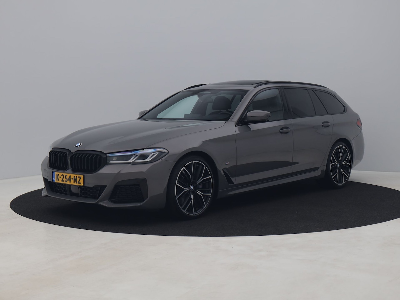 BMW 5-serie Touring - Touring 540i xDrive High Executive Edition | PANO | 360° | ADAPTIVE | HUD | LASER | H&K | - AutoWereld.nl