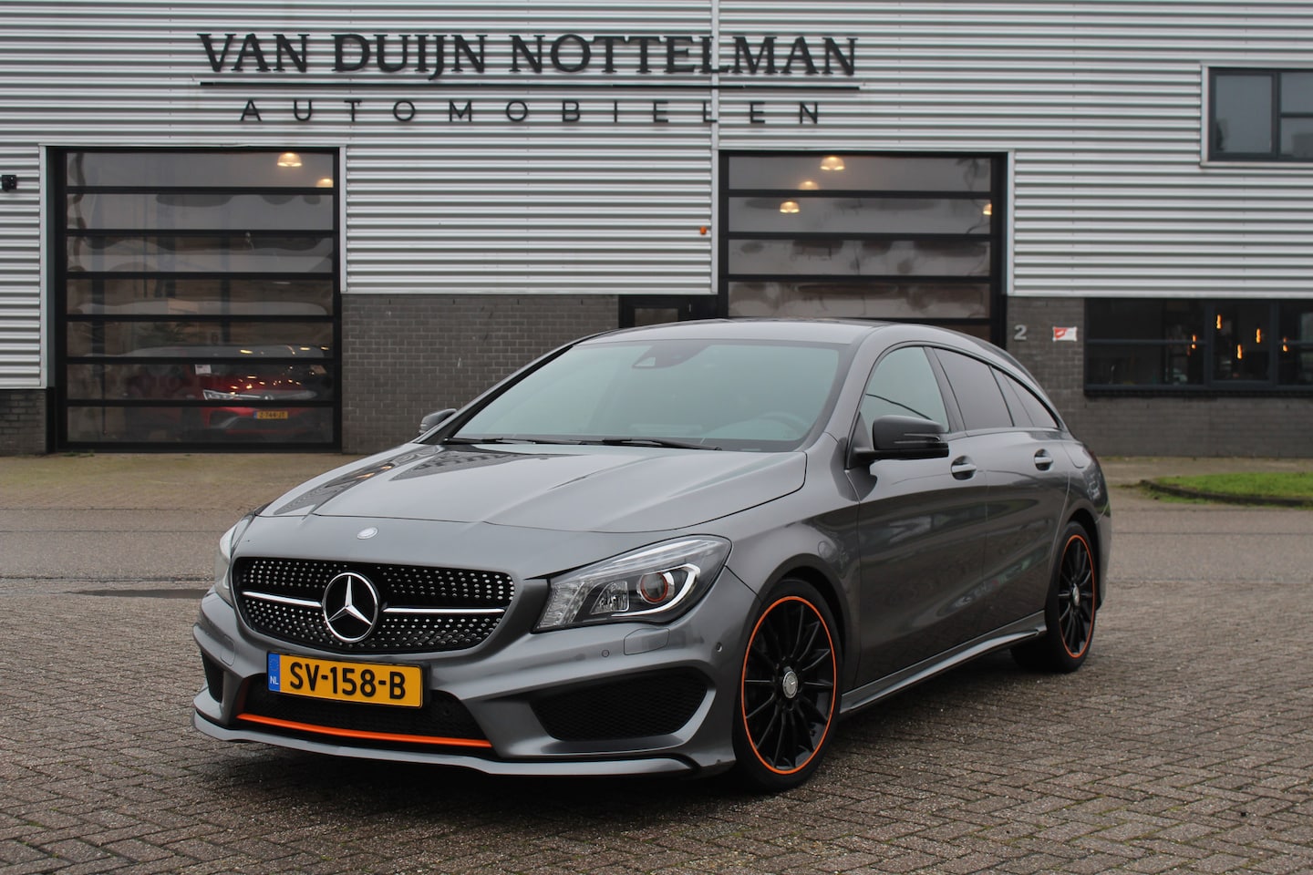 Mercedes-Benz CLA-klasse Shooting Brake - 180 OrangeArt Edition / AMG / Stoelverwarming - AutoWereld.nl