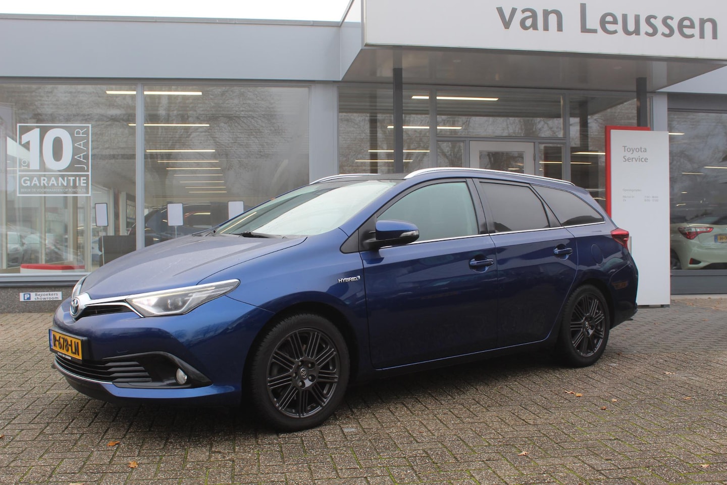 Toyota Auris Touring Sports - 1.8 HYBRID LEASE PRO TREKHAAK PANODAK ALL SEASONS LED NAVI CRUISE CLIMA - AutoWereld.nl