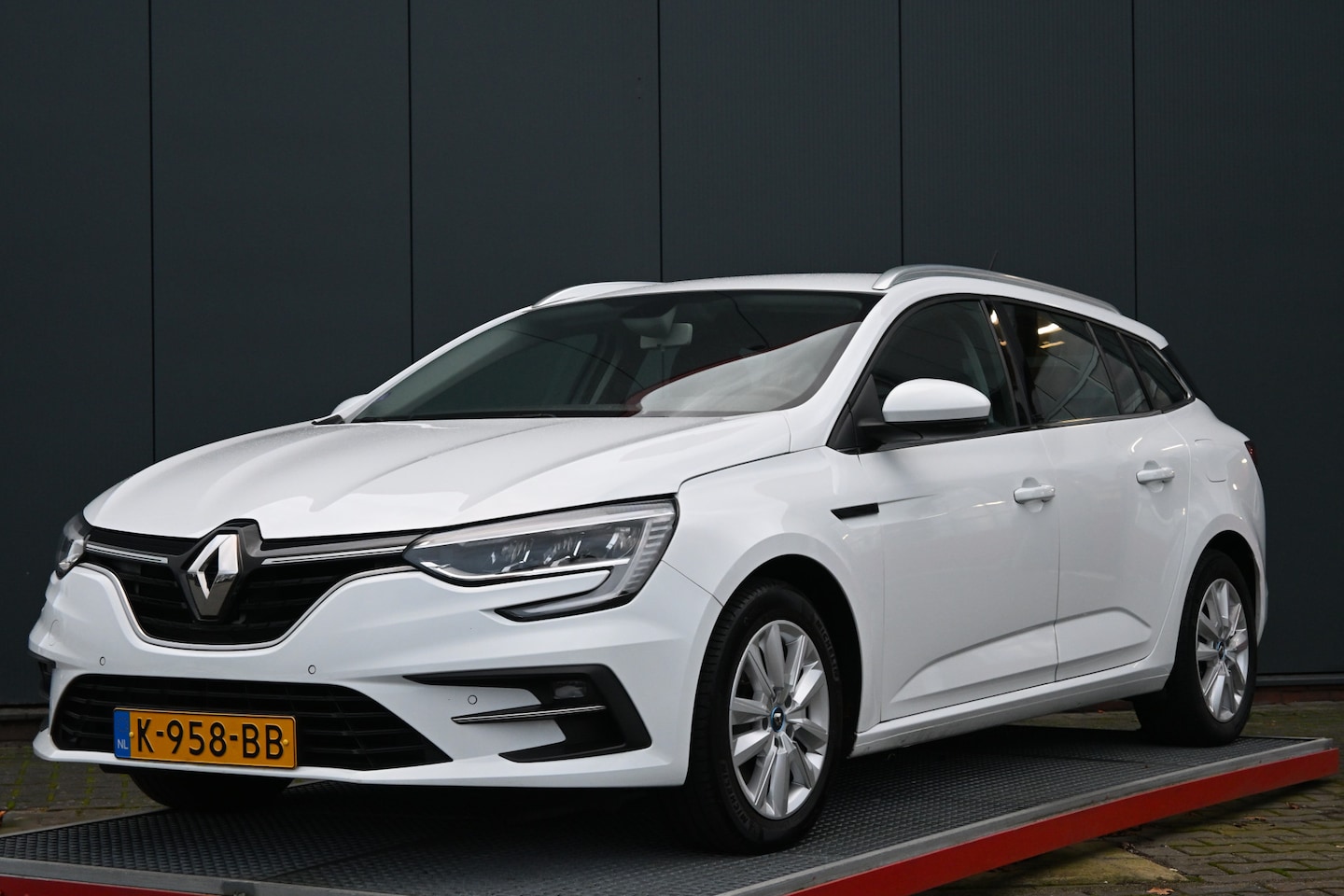 Renault Mégane E-Tech - Estate 1.6 Plug-In Hybrid 160 Business Zen - AutoWereld.nl