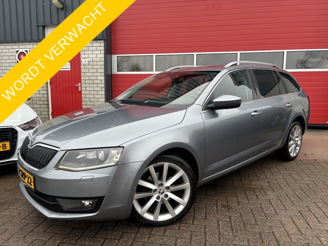 Skoda Octavia Combi - 1.4 TSI Greentech Elegance Businessline AUTOMAAT / PANORAMADAK / XENON / CANTON / STOELVER - AutoWereld.nl
