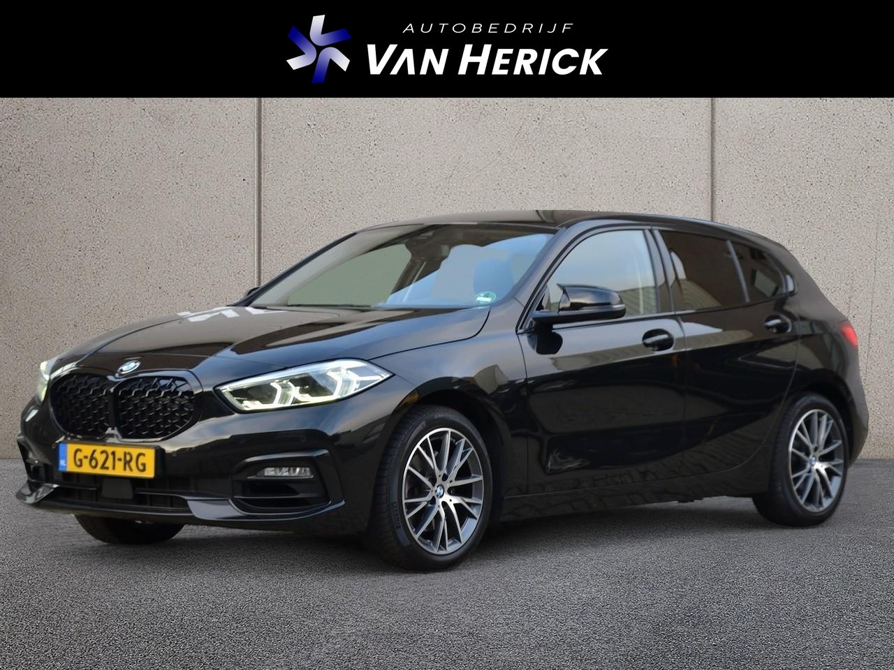 BMW 1-serie - 118i Sportline 140PK Automaat | Shadow line | Live Cockpit | Sportstoelen - AutoWereld.nl