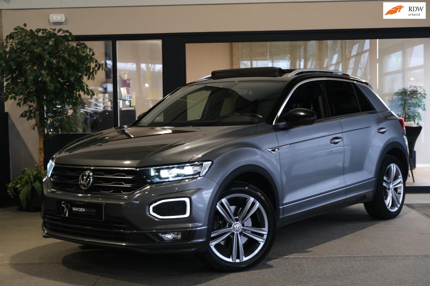Volkswagen T-Roc - 2.0 TSI 4Motion 190PK 2x R-line Virtual Pano Led Cam ACC Trekhaak - AutoWereld.nl