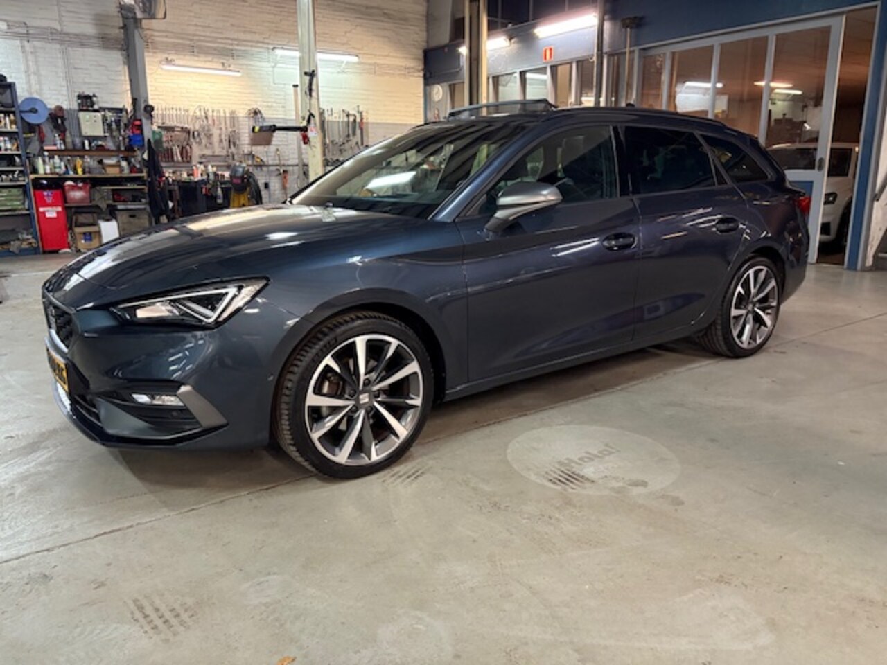 SEAT Leon Sportstourer - 1.5 eTSI 150pk DSG-7 FR Business Intense | Schuif- Kanteldak | Apple carplay / Android aut - AutoWereld.nl