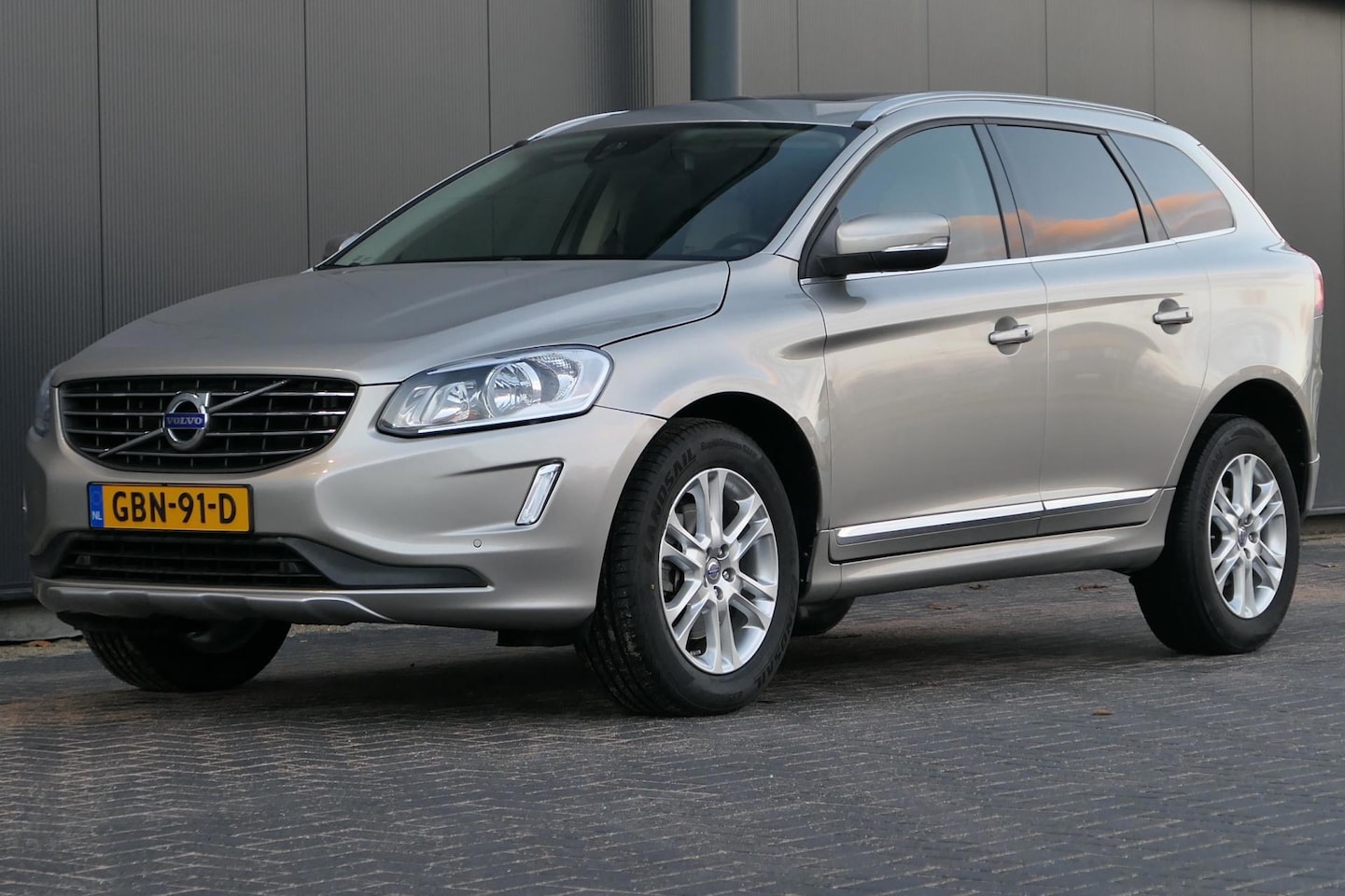Volvo XC60 - 3.2 6-cil Summum Facelift 243pk Panodak Leder Navi - AutoWereld.nl