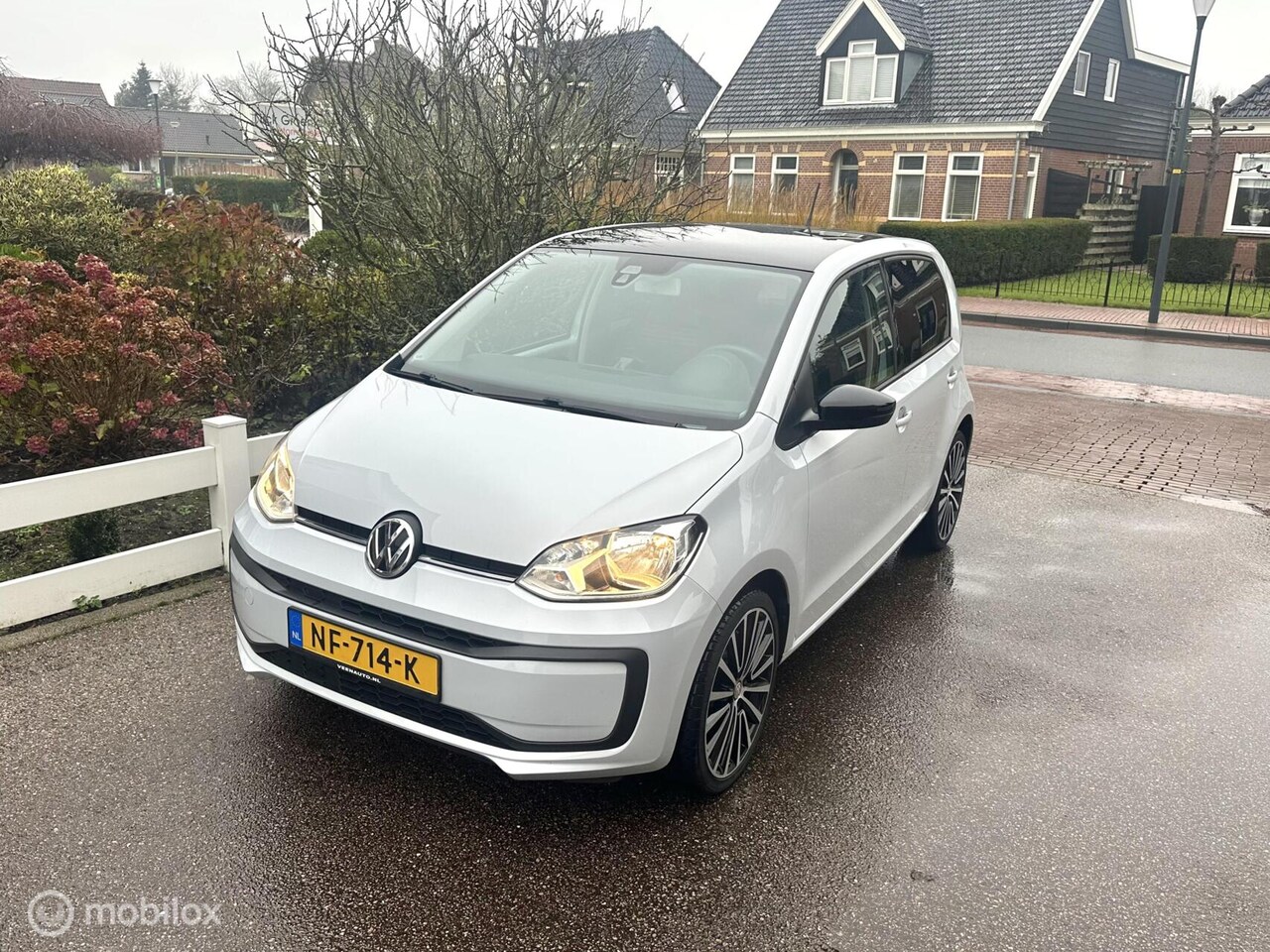 Volkswagen Up! - 1.0 BMT 5-DEURS AIRCO BLUETOOTH ELEKTRISCH PAKKET ZWART DAK SPORTVELGEN ZEER STOERE AUTO!! - AutoWereld.nl