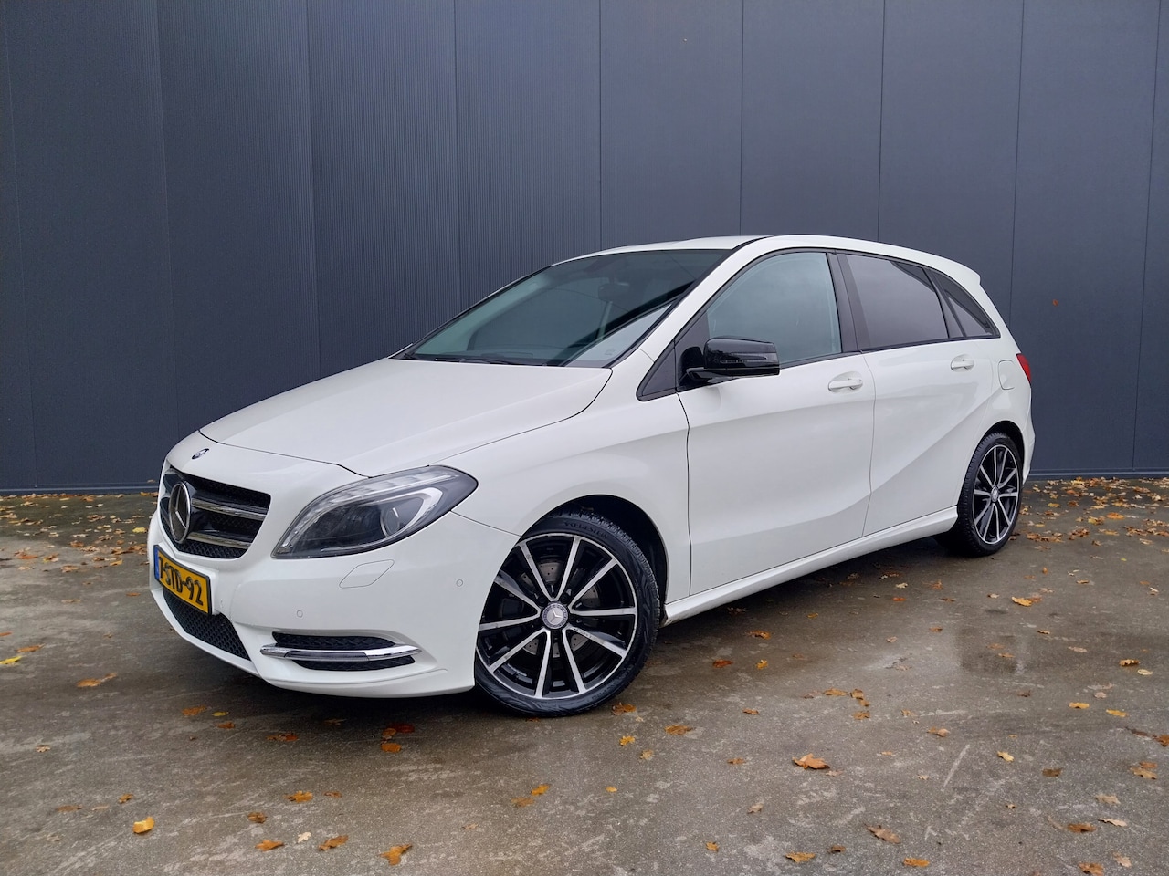 Mercedes-Benz B-klasse - 180 AUTOMAAT Ambition XENON HALF LEER LED NAVI CRUISE AIRCO - AutoWereld.nl