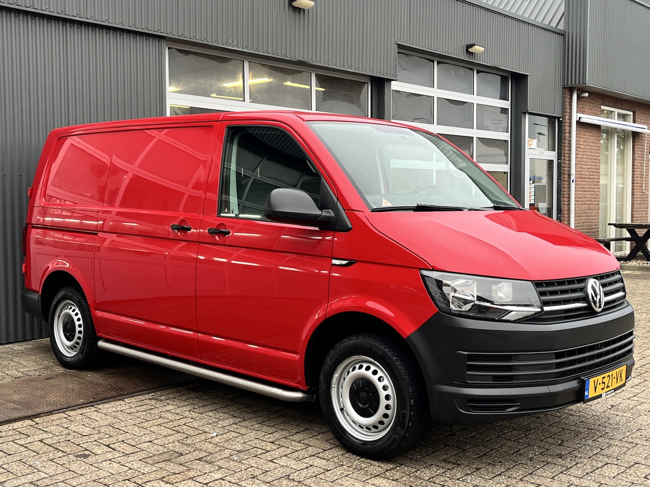 Volkswagen Transporter - 2.0 TDI L1H1 Airco Cruise control Kastinrichting Betimmering in de laadruimte Telefoonvoor - AutoWereld.nl