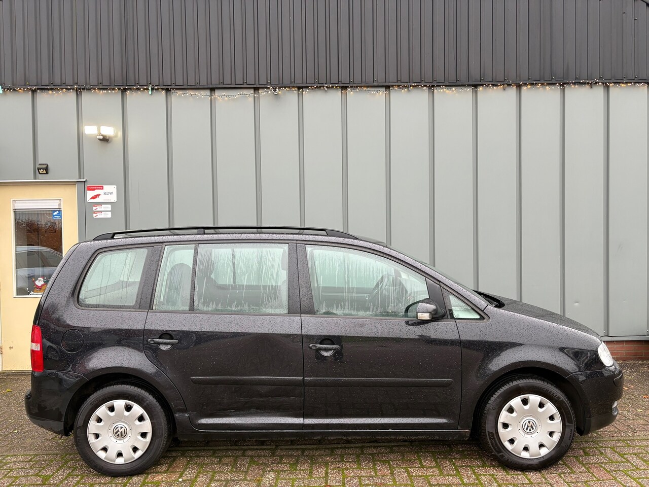 Volkswagen Touran - 1.6-16V FSI Business NAP//AIRCO//CRUISE//TREKHAAK//ELEC.RAMEN